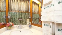 Yacht IMPETUOUS -  Guest Bathroom